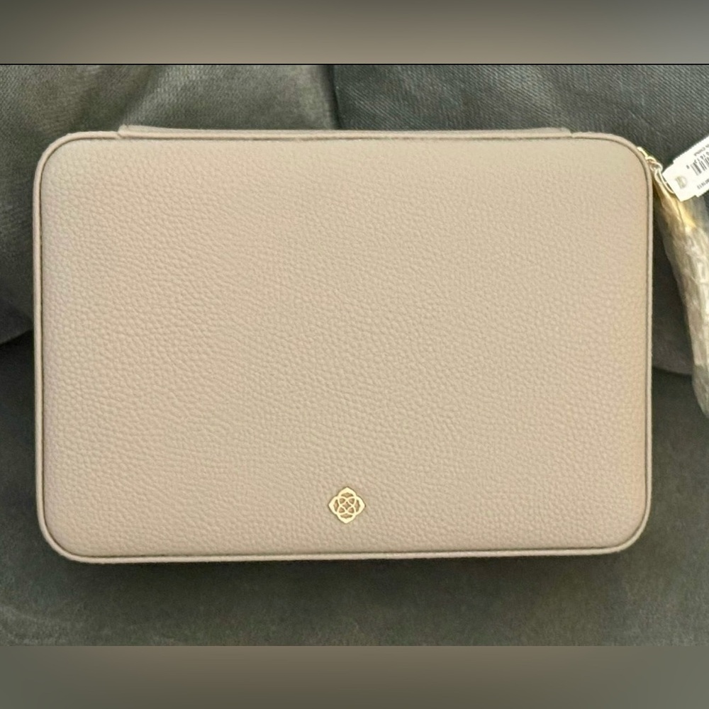 Kendra Scott Medium Travel Jewelry Case in Taupe